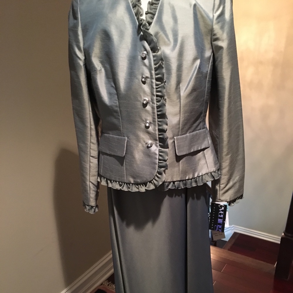 Gorgeous NWT 2pc mint green evening skirt suit.